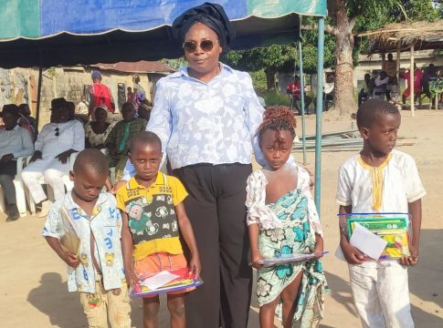 DES KITS SCOLAIRES REMIS À DES HABITANTS DE ERY-MAKOUDJÉ